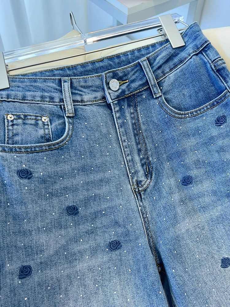 Rose Embroidered Hot Diamond J - مراجعة Embroidery Jeans Sakura وسعره