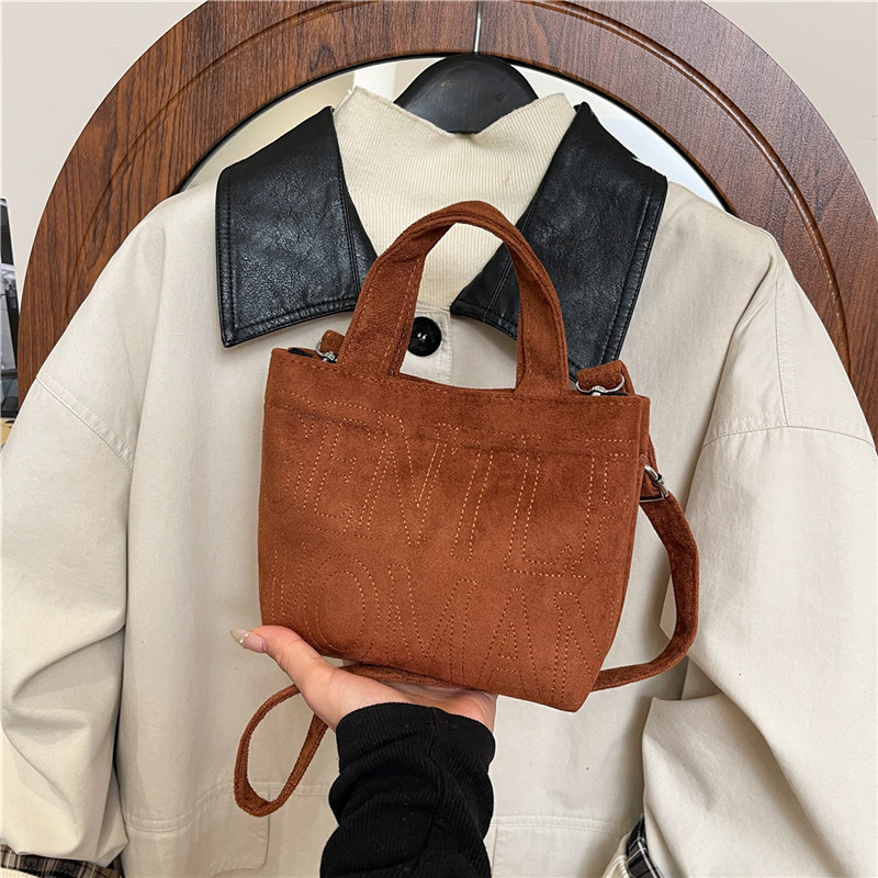 New Retro Suede Crossbody Bag  - مراجعة Embroidery Keychain وسعره
