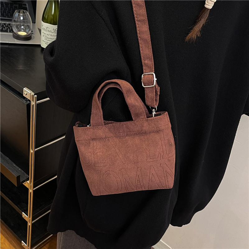 New Retro Suede Crossbody Bag  - مراجعة Embroidery Keychain وسعره
